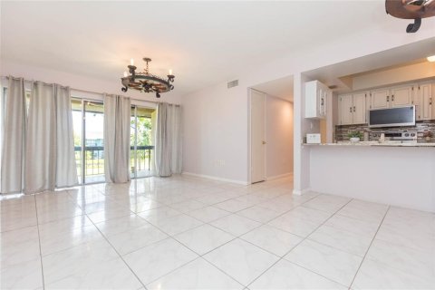 Condo in Saint Petersburg, Florida, 2 bedrooms  № 2207755 - photo 7