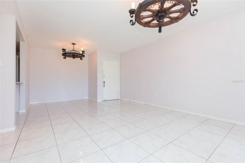 Condo in Saint Petersburg, Florida, 2 bedrooms  № 2207755 - photo 10