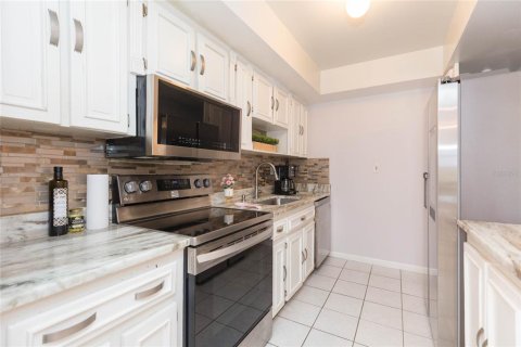 Condo in Saint Petersburg, Florida, 2 bedrooms  № 2207755 - photo 13