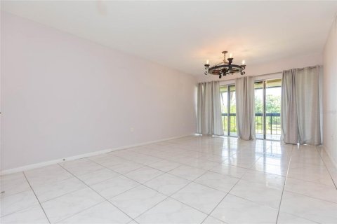 Condo in Saint Petersburg, Florida, 2 bedrooms  № 2207755 - photo 8