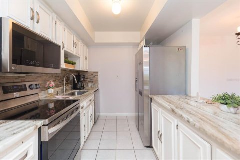 Condo in Saint Petersburg, Florida, 2 bedrooms  № 2207755 - photo 15