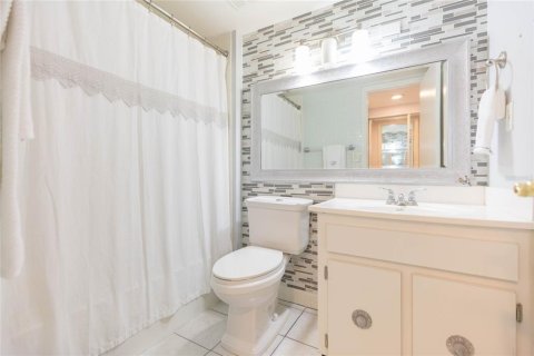 Condo in Saint Petersburg, Florida, 2 bedrooms  № 2207755 - photo 22