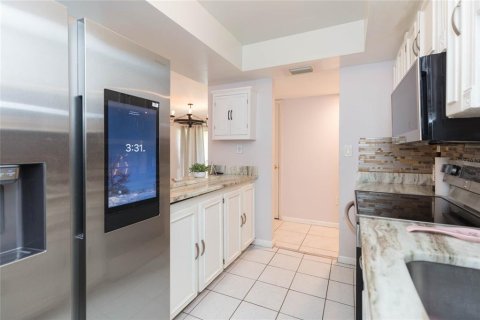 Condo in Saint Petersburg, Florida, 2 bedrooms  № 2207755 - photo 17