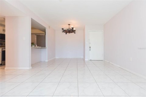 Condo in Saint Petersburg, Florida, 2 bedrooms  № 2207755 - photo 11