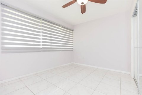 Condo in Saint Petersburg, Florida, 2 bedrooms  № 2207755 - photo 25