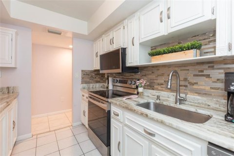 Condo in Saint Petersburg, Florida, 2 bedrooms  № 2207755 - photo 16