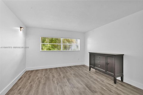 Condo in Miami, Florida, 2 bedrooms  № 1998894 - photo 10