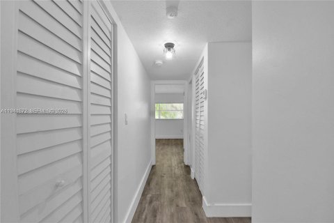 Condo in Miami, Florida, 2 bedrooms  № 1998894 - photo 9