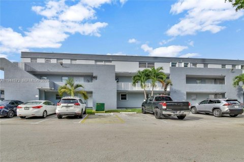 Condo in Miami, Florida, 2 bedrooms  № 1998894 - photo 27