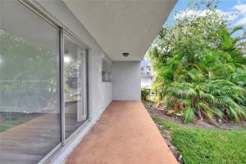 Condo in Miami, Florida, 2 bedrooms  № 1998894 - photo 2