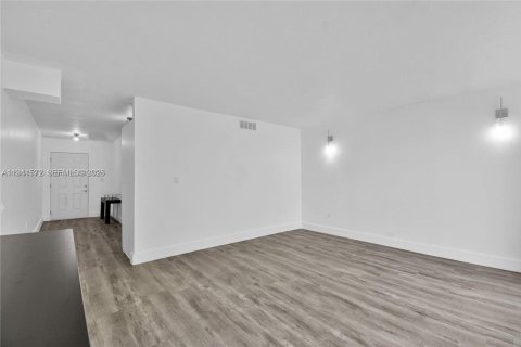 Condo in Miami, Florida, 2 bedrooms  № 1998894 - photo 6