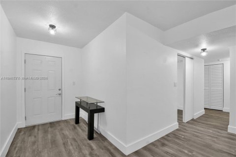 Condo in Miami, Florida, 2 bedrooms  № 1998894 - photo 19