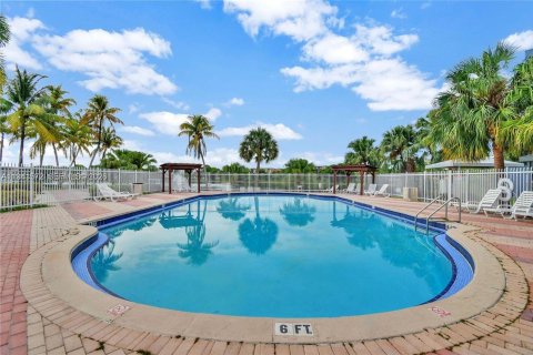 Condo in Miami, Florida, 2 bedrooms  № 1998894 - photo 23