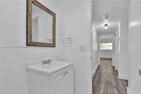 Condo in Miami, Florida, 2 bedrooms  № 1998894 - photo 15