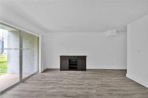 Condo in Miami, Florida, 2 bedrooms  № 1998894 - photo 7