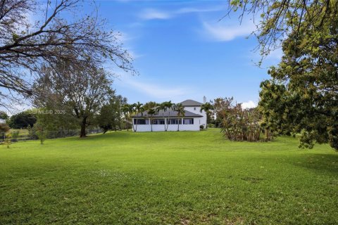 House in Southwest Ranches, Florida 4 bedrooms, 432.09 sq.m. № 1986455 - photo 12