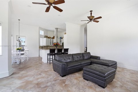 House in Southwest Ranches, Florida 4 bedrooms, 432.09 sq.m. № 1986455 - photo 24