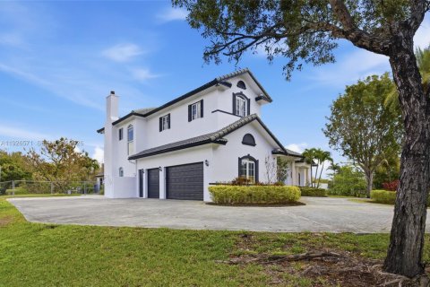 House in Southwest Ranches, Florida 4 bedrooms, 432.09 sq.m. № 1986455 - photo 15