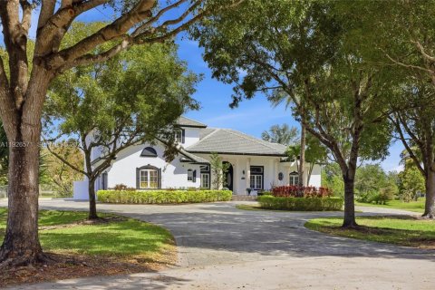 House in Southwest Ranches, Florida 4 bedrooms, 432.09 sq.m. № 1986455 - photo 13