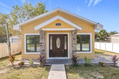 House in Daytona Beach, Florida 4 bedrooms, 179.49 sq.m. № 1528154 - photo 1