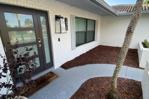 House in Coral Springs, Florida 4 bedrooms, 270.44 sq.m. № 2417976 - photo 9
