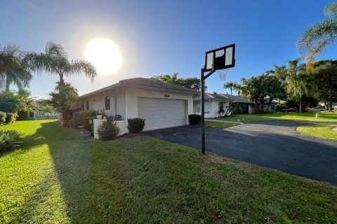 House in Coral Springs, Florida 4 bedrooms, 270.44 sq.m. № 2417976 - photo 3