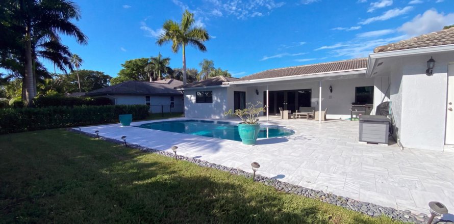 House in Coral Springs, Florida 4 bedrooms, 270.44 sq.m. № 2417976