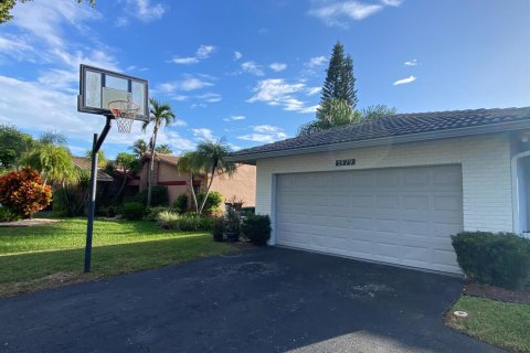 House in Coral Springs, Florida 4 bedrooms, 270.44 sq.m. № 2417976 - photo 7