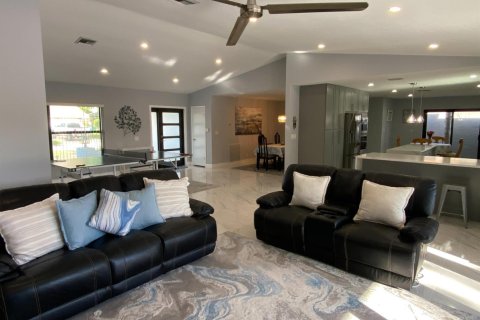House in Coral Springs, Florida 4 bedrooms, 270.44 sq.m. № 2417976 - photo 27