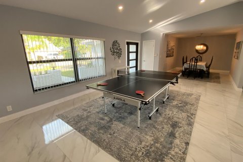 House in Coral Springs, Florida 4 bedrooms, 270.44 sq.m. № 2417976 - photo 13