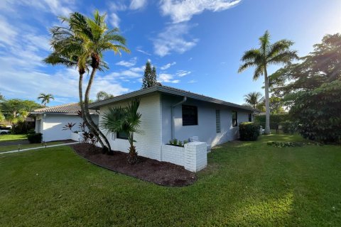 House in Coral Springs, Florida 4 bedrooms, 270.44 sq.m. № 2417976 - photo 5