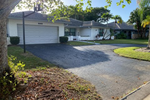 House in Coral Springs, Florida 4 bedrooms, 270.44 sq.m. № 2417976 - photo 4