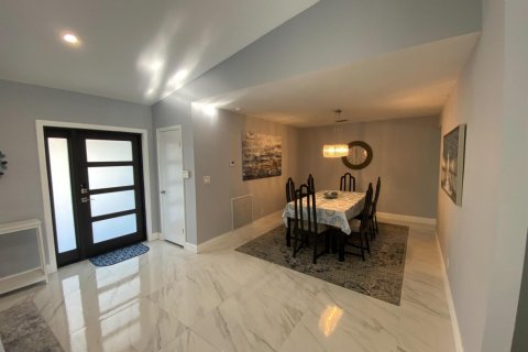 House in Coral Springs, Florida 4 bedrooms, 270.44 sq.m. № 2417976 - photo 10