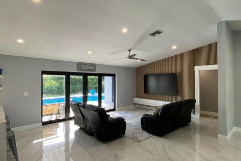 House in Coral Springs, Florida 4 bedrooms, 270.44 sq.m. № 2417976 - photo 25