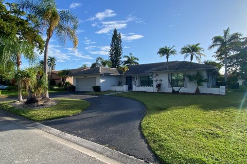 House in Coral Springs, Florida 4 bedrooms, 270.44 sq.m. № 2417976 - photo 2