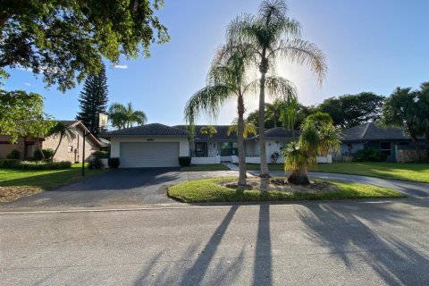 House in Coral Springs, Florida 4 bedrooms, 270.44 sq.m. № 2417976 - photo 6