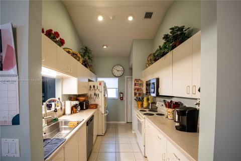 House in Boynton Beach, Florida 2 bedrooms, 149.76 sq.m. № 1967117 - photo 13