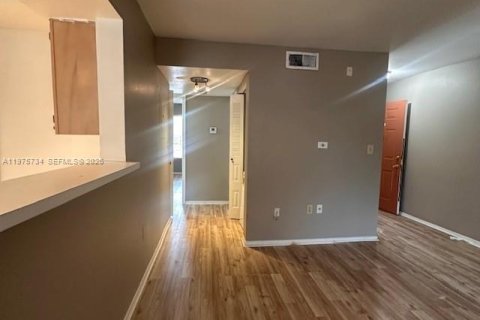 Condo in Oakland Park, Florida, 1 bedroom  № 2038340 - photo 11