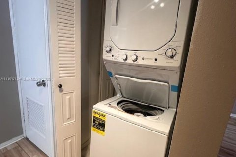 Condo in Oakland Park, Florida, 1 bedroom  № 2038340 - photo 12