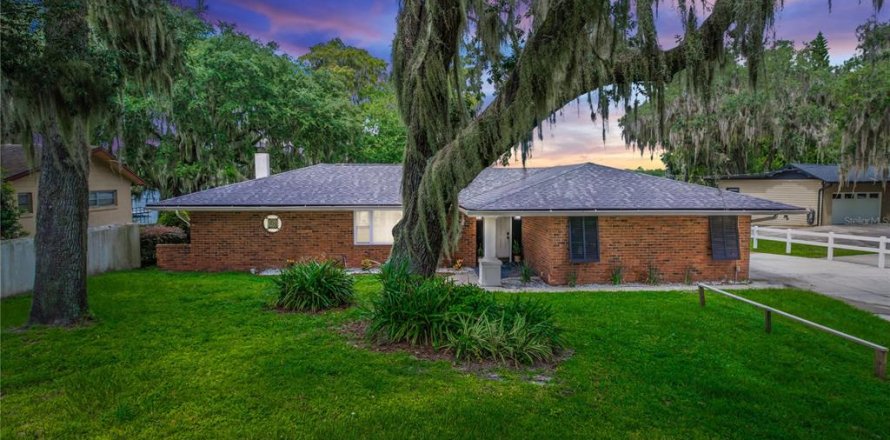 House in Orlando, Florida 3 bedrooms, 227.24 sq.m. № 1542624