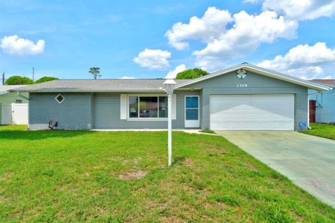 House in Daytona Beach, Florida 2 bedrooms, 118.54 sq.m. № 2195785