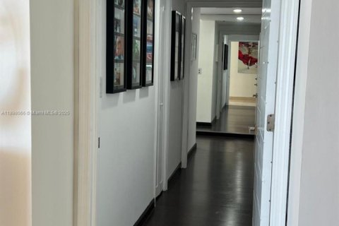 Condo in Miami, Florida, 3 bedrooms  № 1949855 - photo 25
