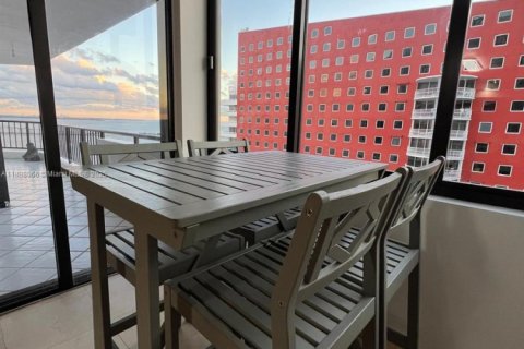 Condo in Miami, Florida, 3 bedrooms  № 1949855 - photo 23
