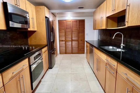 Condo in Miami, Florida, 3 bedrooms  № 1949855 - photo 22