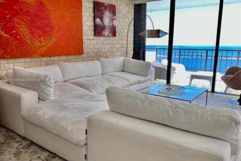 Condo in Miami, Florida, 3 bedrooms  № 1949855 - photo 1