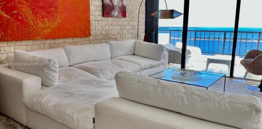 Condo in Miami, Florida, 3 bedrooms  № 1949855
