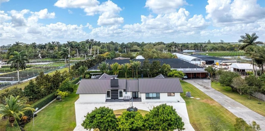 Casa en Miami, Florida 6 dormitorios, 324.14 m2 № 2050109