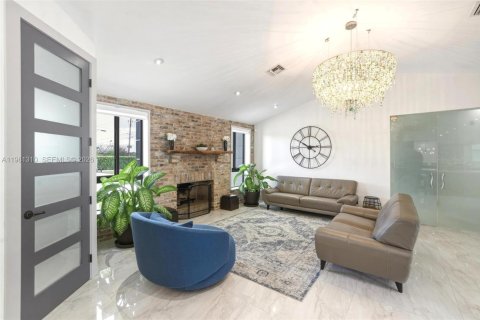 Casa en venta en Miami, Florida, 6 dormitorios, 324.14 m2 № 2050109 - foto 3