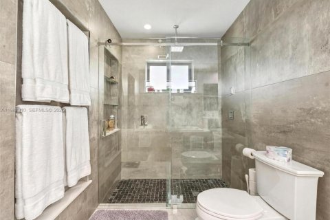 Casa en venta en Miami, Florida, 6 dormitorios, 324.14 m2 № 2050109 - foto 30
