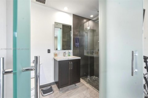 Casa en venta en Miami, Florida, 6 dormitorios, 324.14 m2 № 2050109 - foto 27